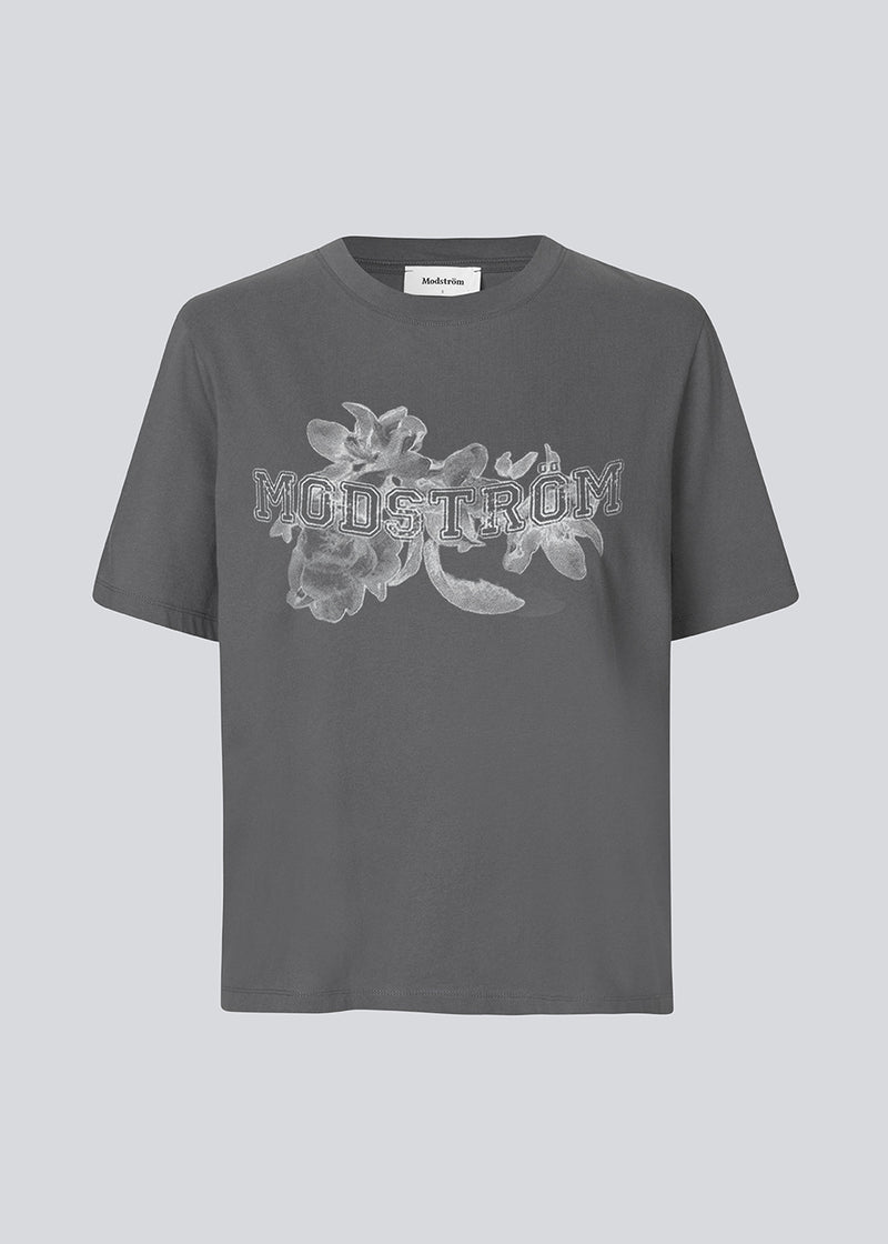 Statement t-shirt med blomsterprint og Modström-logo i 100% økologisk bomuld. NilasMD print t-shirt har et vasket look og en løs pasform.