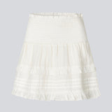 Kort hvid nederdel i 100% økologisk bomuld. NillaMD skirt har et løst skørt med læg og flæsedetaljer og en elastisk talje med smock.