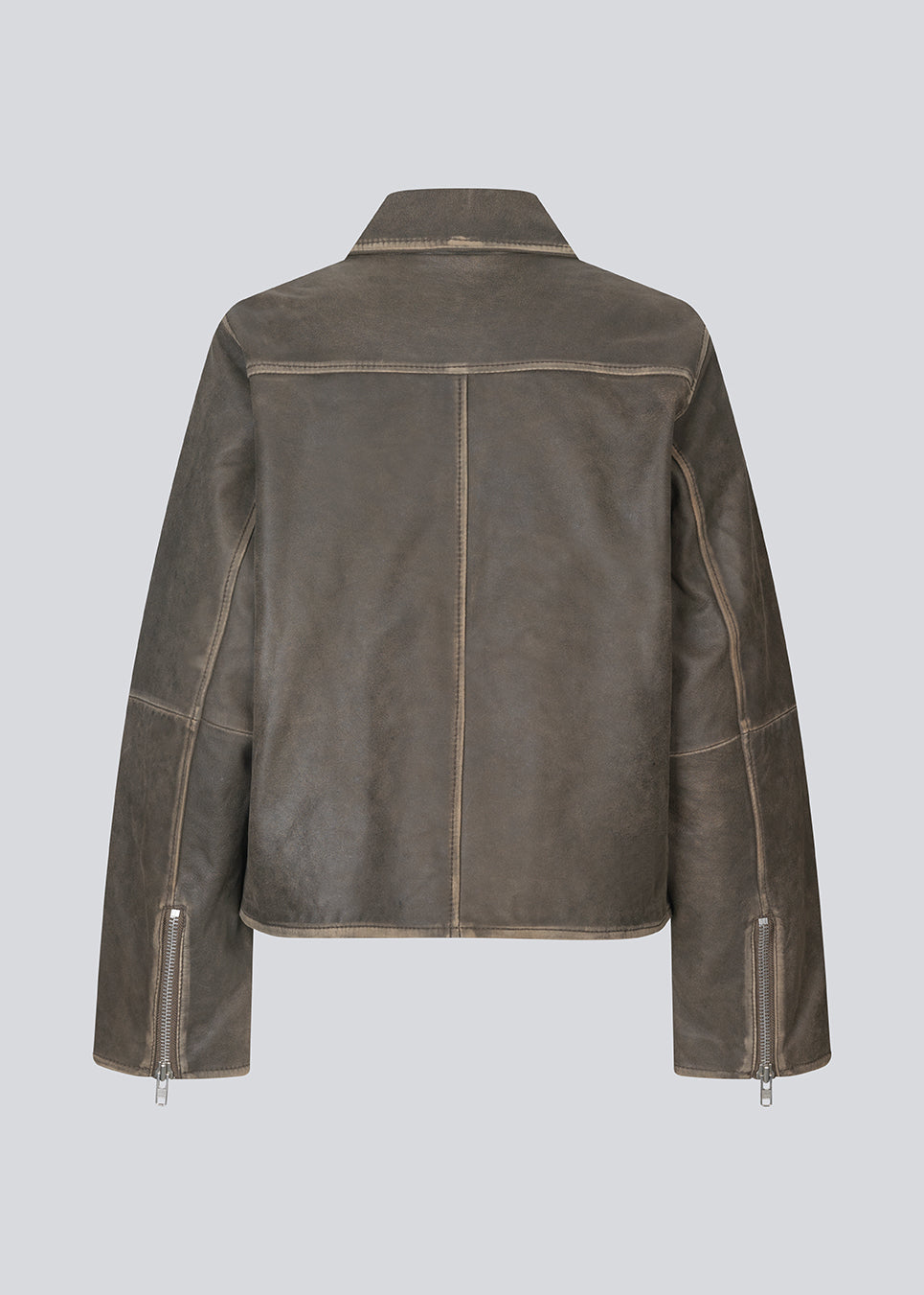 Læderjakke i mørkebrun med løs pasform i 100% lamme læder. NimaMD jacket har en lynlås lukning, skjortekrave og to forlommer.

