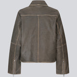 Læderjakke i mørkebrun med løs pasform i 100% lamme læder. NimaMD jacket har en lynlås lukning, skjortekrave og to forlommer.
