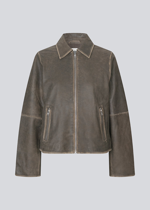 Læderjakke i mørkebrun med løs pasform i 100% lamme læder. NimaMD jacket har en lynlås lukning, skjortekrave og to forlommer.

