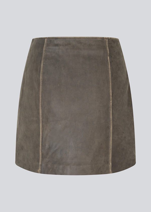 Klassisk kort a-formet læder-nederdel i Lammelæder medmellemhøj talje. NimaMD skirt haret vintage-inspireret look og en skjult lynlås isiden.