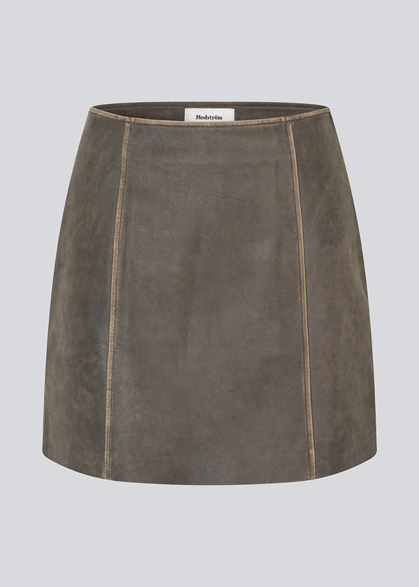 Klassisk kort a-formet læder-nederdel i Lammelæder medmellemhøj talje. NimaMD skirt haret vintage-inspireret look og en skjult lynlås isiden.