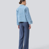 Oversized dobbeltradet jakke i denim. NimelMD jacket har en lav skuldersøm og lange, brede ærmer.