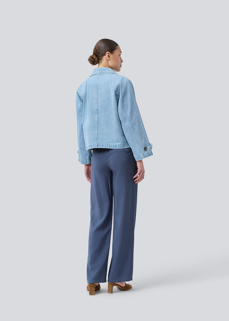 Oversized dobbeltradet jakke i denim. NimelMD jacket har en lav skuldersøm og lange, brede ærmer.