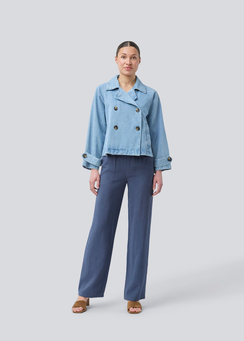 Oversized dobbeltradet jakke i denim. NimelMD jacket har en lav skuldersøm og lange, brede ærmer.