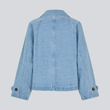 Oversized dobbeltradet jakke i denim. NimelMD jacket har en lav skuldersøm og lange, brede ærmer.