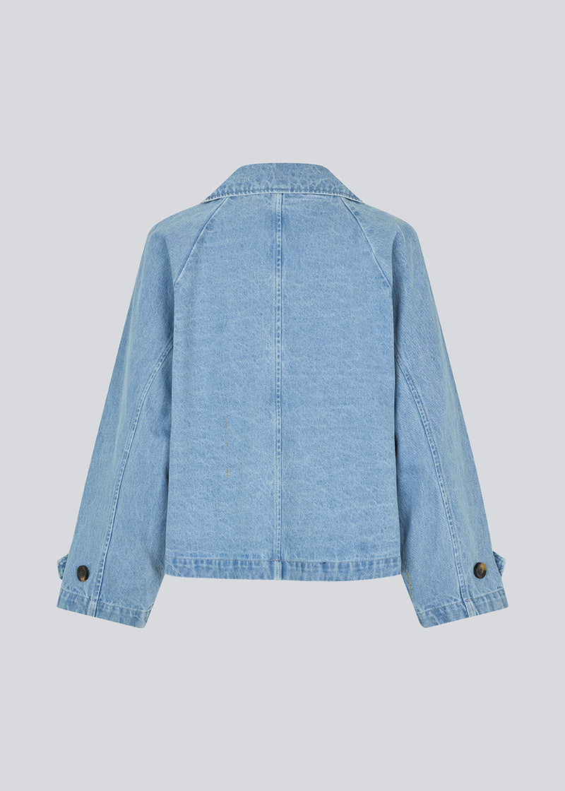 Oversized dobbeltradet jakke i denim. NimelMD jacket har en lav skuldersøm og lange, brede ærmer.