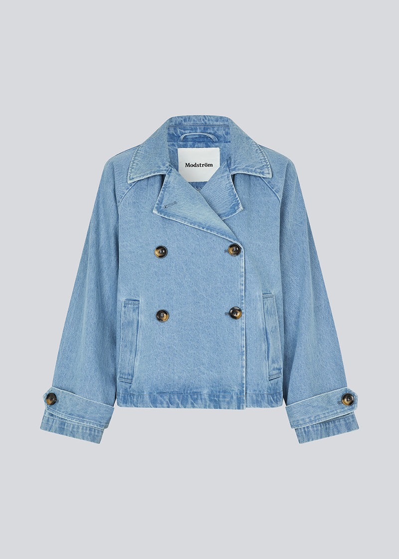 Oversized dobbeltradet jakke i denim. NimelMD jacket har en lav skuldersøm og lange, brede ærmer.