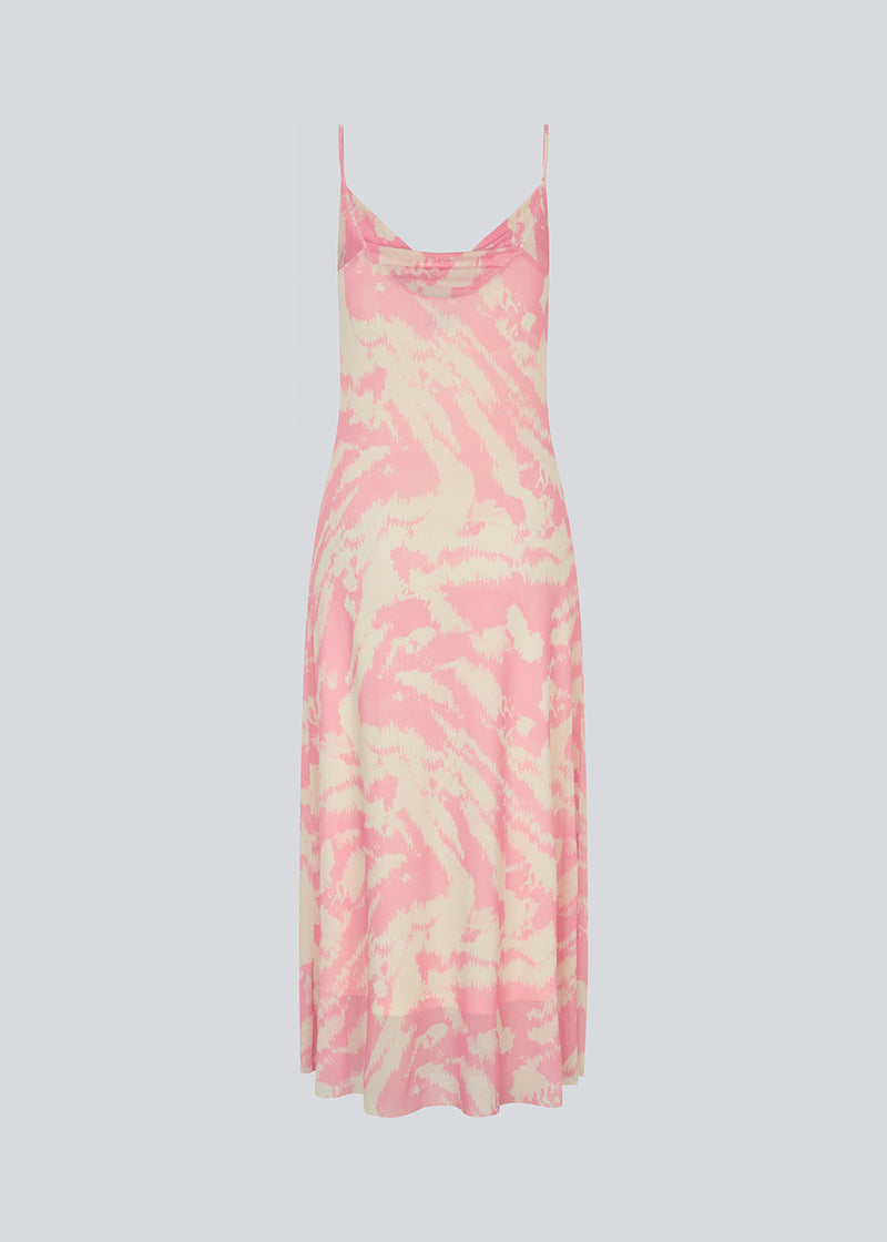 Lang kjole med tynde stropper og vandfalds-detalje fortil. NimraMD print dress er lavet i et let transperant materiale med for.
