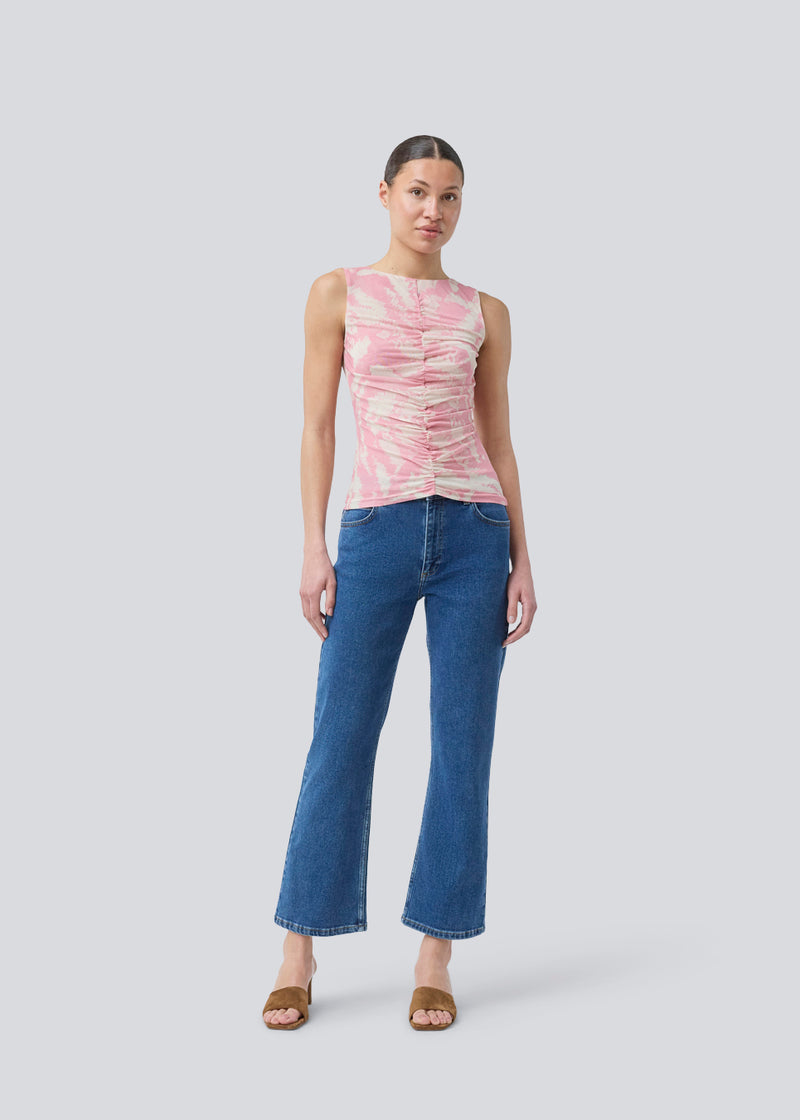 Ærmeløs top i et elastisk materiale. NimraMD print top har en rund hals og en rynkedetalje fortil.