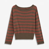 MalvaMD Boatneck er en strik med bred bådudskæring, lange ærmer, ribkanter og et stribet mønster. Style den med jeans eller klassiske bukser til et enkelt hverdagslook.