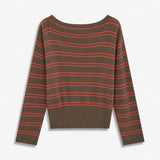 MalvaMD Boatneck er en strik med bred bådudskæring, lange ærmer, ribkanter og et stribet mønster. Style den med jeans eller klassiske bukser til et enkelt hverdagslook.