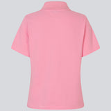 Kortærmet polo i lyserød/pink i 100% bomulds pique og med et broderet logo. NobuMD LS polo har en stolpelukning med 3 knapper.