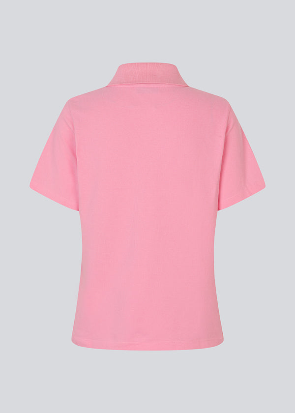 Kortærmet polo i lyserød/pink i 100% bomulds pique og med et broderet logo. NobuMD LS polo har en stolpelukning med 3 knapper.