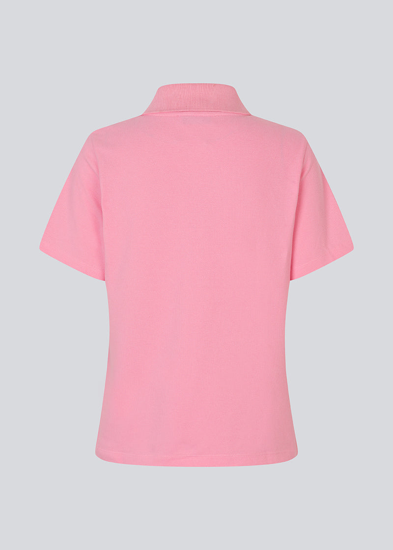 Kortærmet polo i lyserød/pink i 100% bomulds pique og med et broderet logo. NobuMD LS polo har en stolpelukning med 3 knapper.