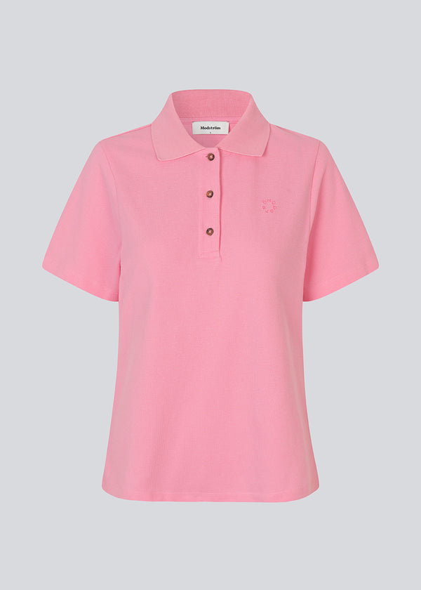 Kortærmet polo i lyserød/pink i 100% bomulds pique og med et broderet logo. NobuMD LS polo har en stolpelukning med 3 knapper.
