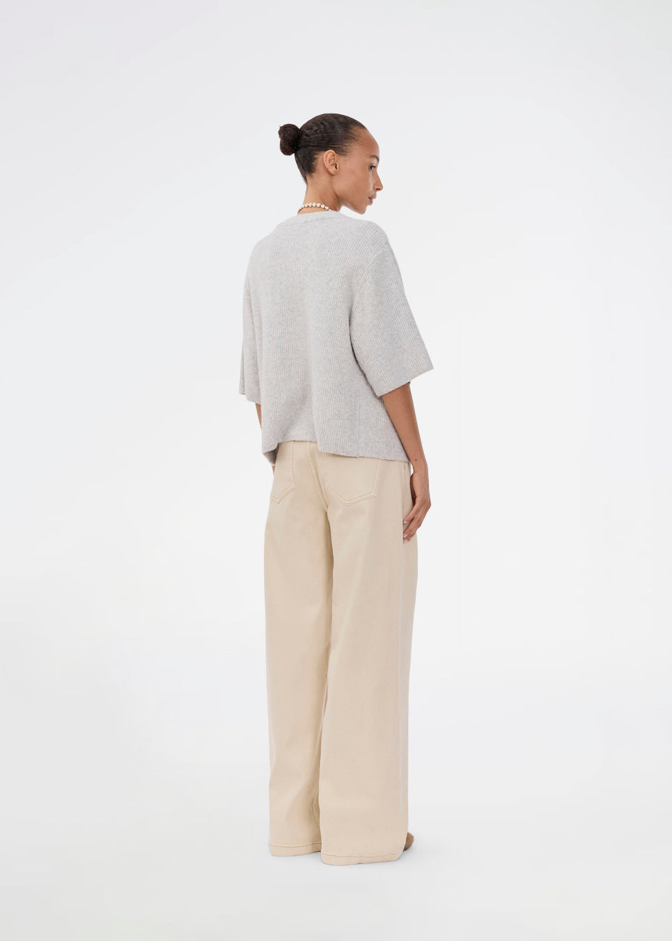 Kortærmet cardigan i blød strik. NoeMD cardigan har en løs pasform og knappelukning for til.