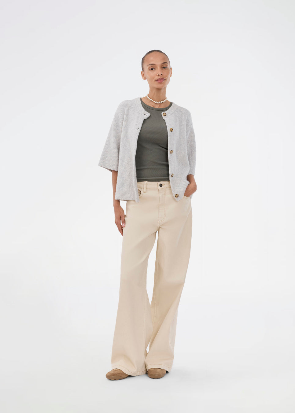 Kortærmet cardigan i blød strik. NoeMD cardigan har en løs pasform og knappelukning for til.