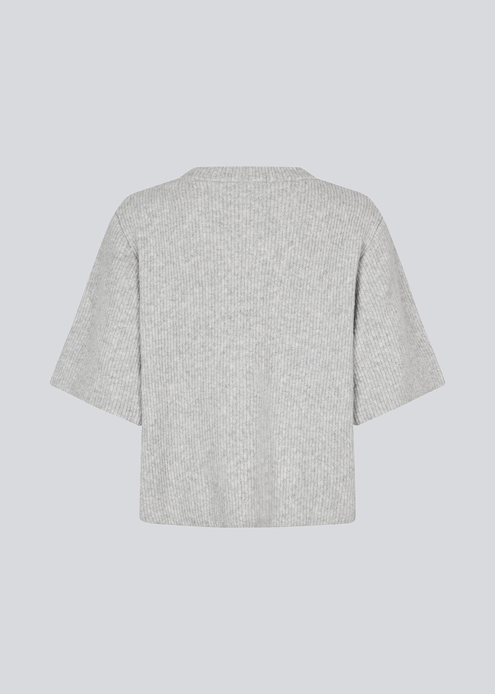 Kortærmet cardigan i blød strik. NoeMD cardigan har en løs pasform og knappelukning for til.