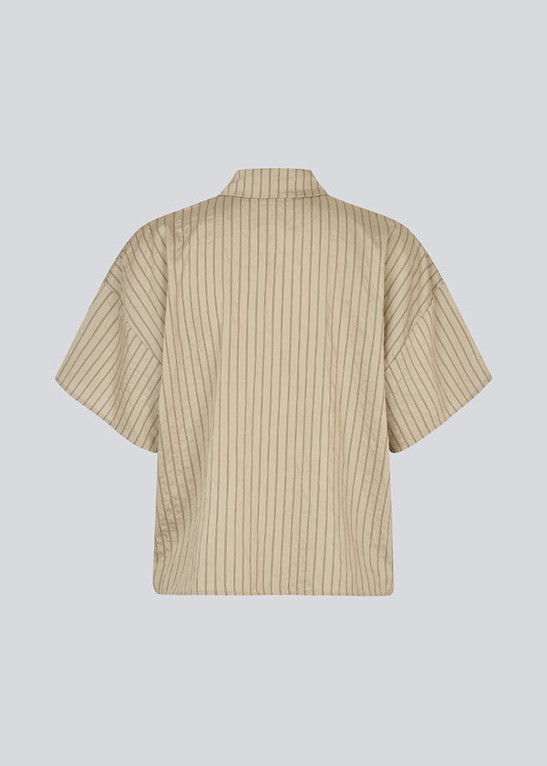 Klassisk kortærmet skjorte med knappelukning fortil. NolandMD shirt har en skjortekrave og en løs pasform.