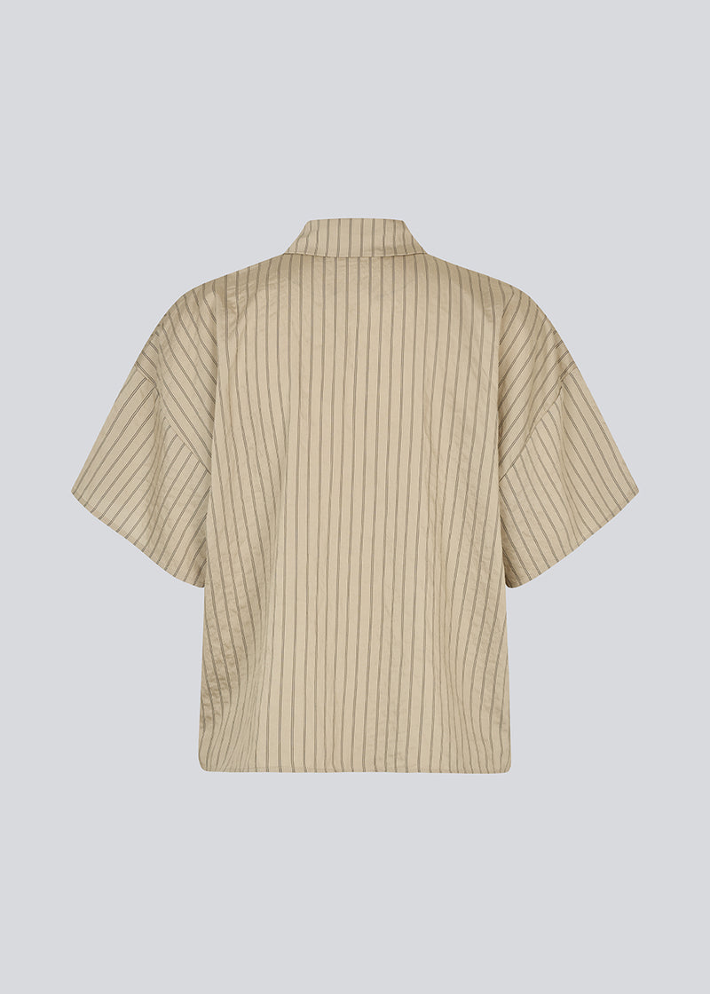 Klassisk kortærmet skjorte med knappelukning fortil. NolandMD shirt har en skjortekrave og en løs pasform.