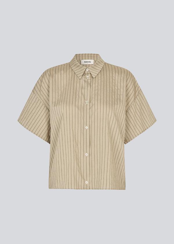 Klassisk kortærmet skjorte med knappelukning fortil. NolandMD shirt har en skjortekrave og en løs pasform.