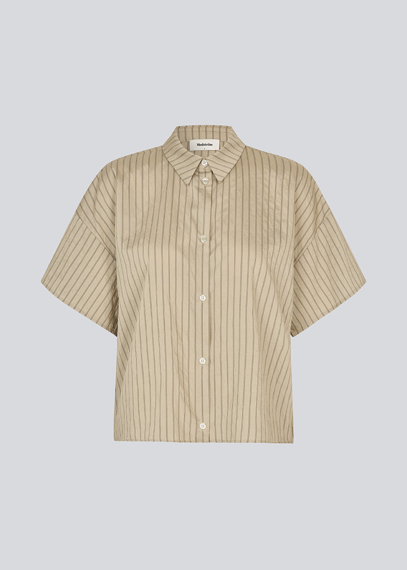 Klassisk kortærmet skjorte med knappelukning fortil. NolandMD shirt har en skjortekrave og en løs pasform.