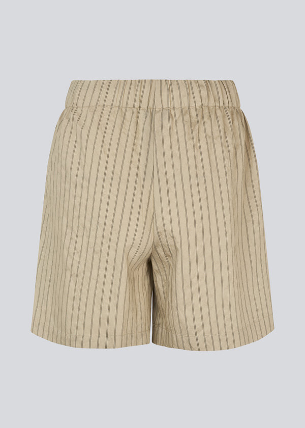 Løse shorts med bindebånd i taljen. NolandMD shorts har sidelommer og en elastisk talje.