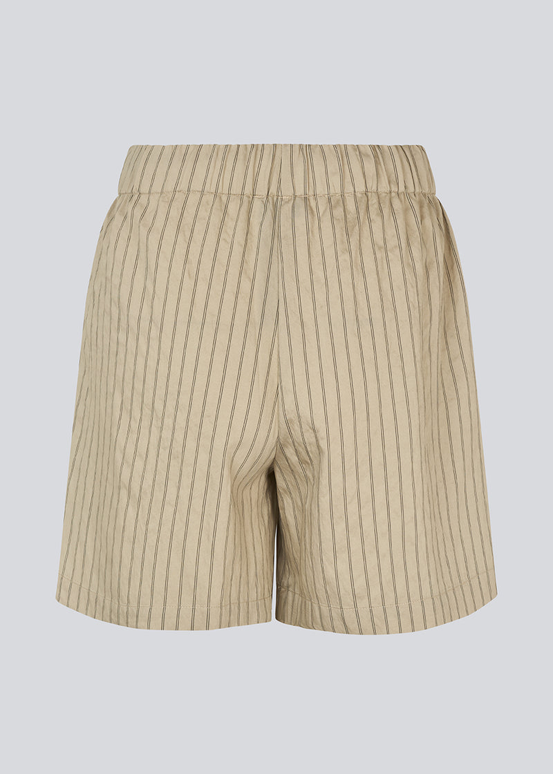 Løse shorts med bindebånd i taljen. NolandMD shorts har sidelommer og en elastisk talje.