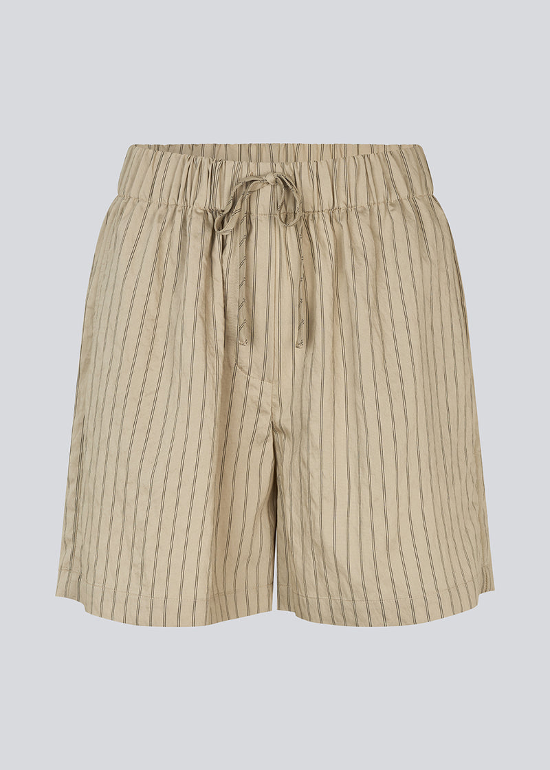Løse shorts med bindebånd i taljen. NolandMD shorts har sidelommer og en elastisk talje.