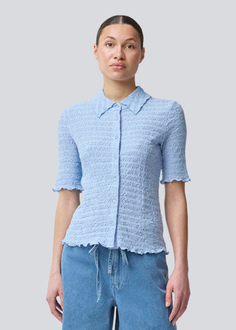 Kortærmet skjorte i lyseblå i et let og struktureret materiale. NolineMD shirt er figursyet og har en knappelukning fortil samt skjortekrave.