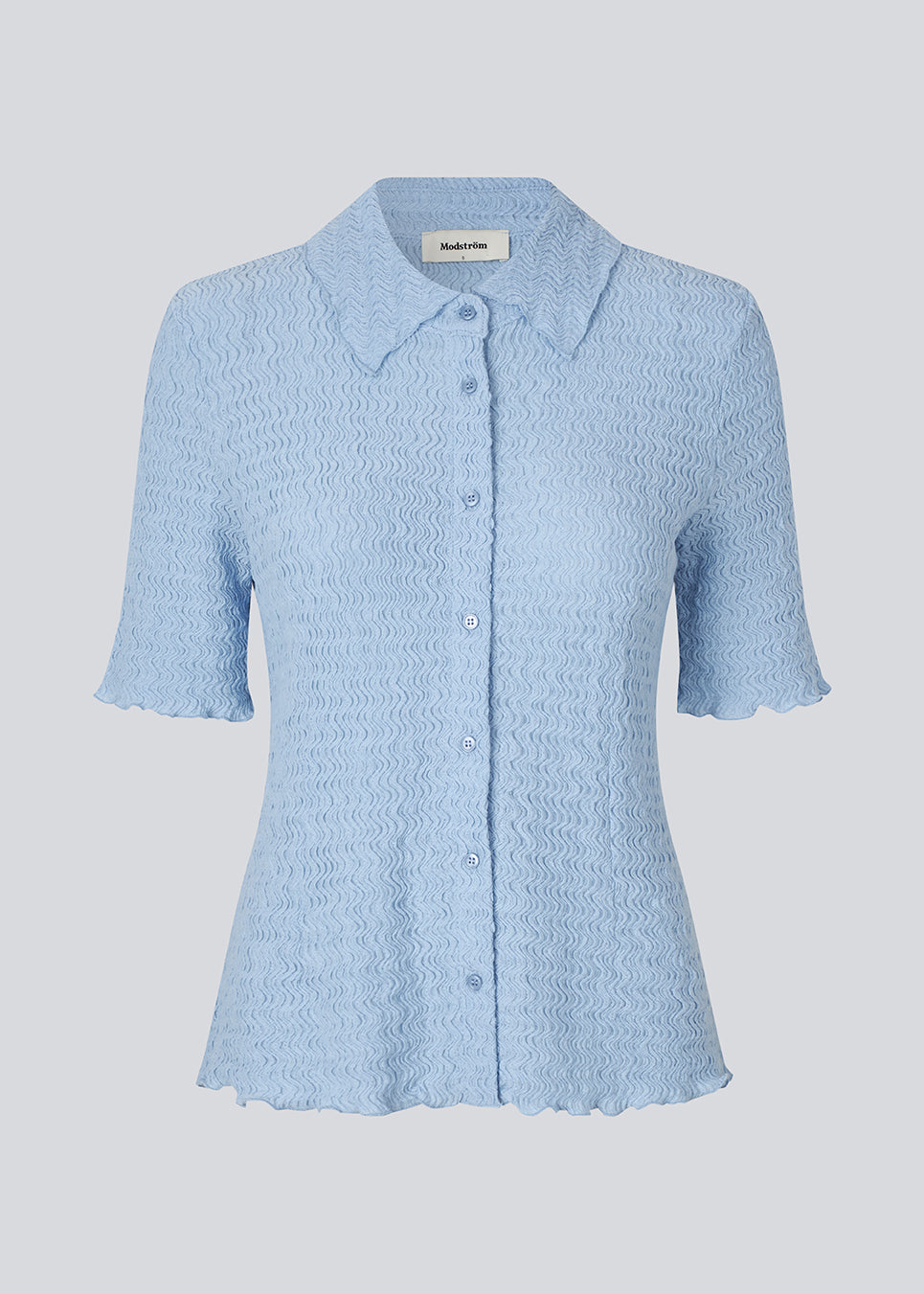 Kortærmet skjorte i lyseblå i et let og struktureret materiale. NolineMD shirt er figursyet og har en knappelukning fortil samt skjortekrave.