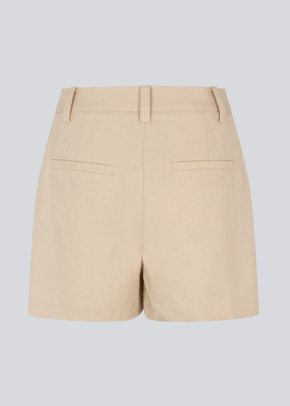 FShorts med høj talje og sidelommer i beige. NormaMD shorts har gylp med lynlås og knap, bæltestropper og dekorative paspolerede baglommer.