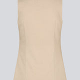Figursyet beige vest med v-udskæring. NormaMD top har en knappelukning og to lommer fortil.

