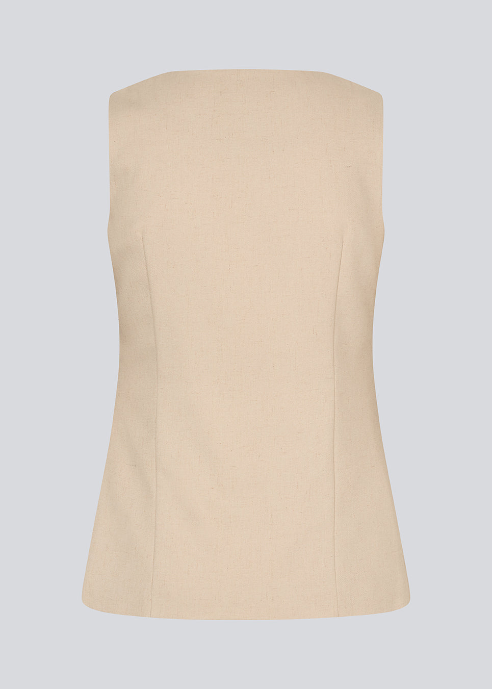 Figursyet beige vest med v-udskæring. NormaMD top har en knappelukning og to lommer fortil.
