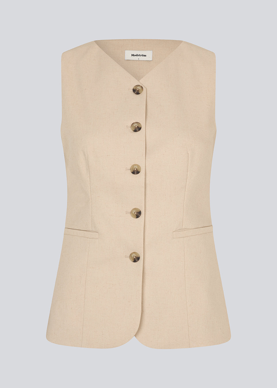 Figursyet beige vest med v-udskæring. NormaMD top har en knappelukning og to lommer fortil.
