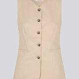 Figursyet beige vest med v-udskæring. NormaMD top har en knappelukning og to lommer fortil.
