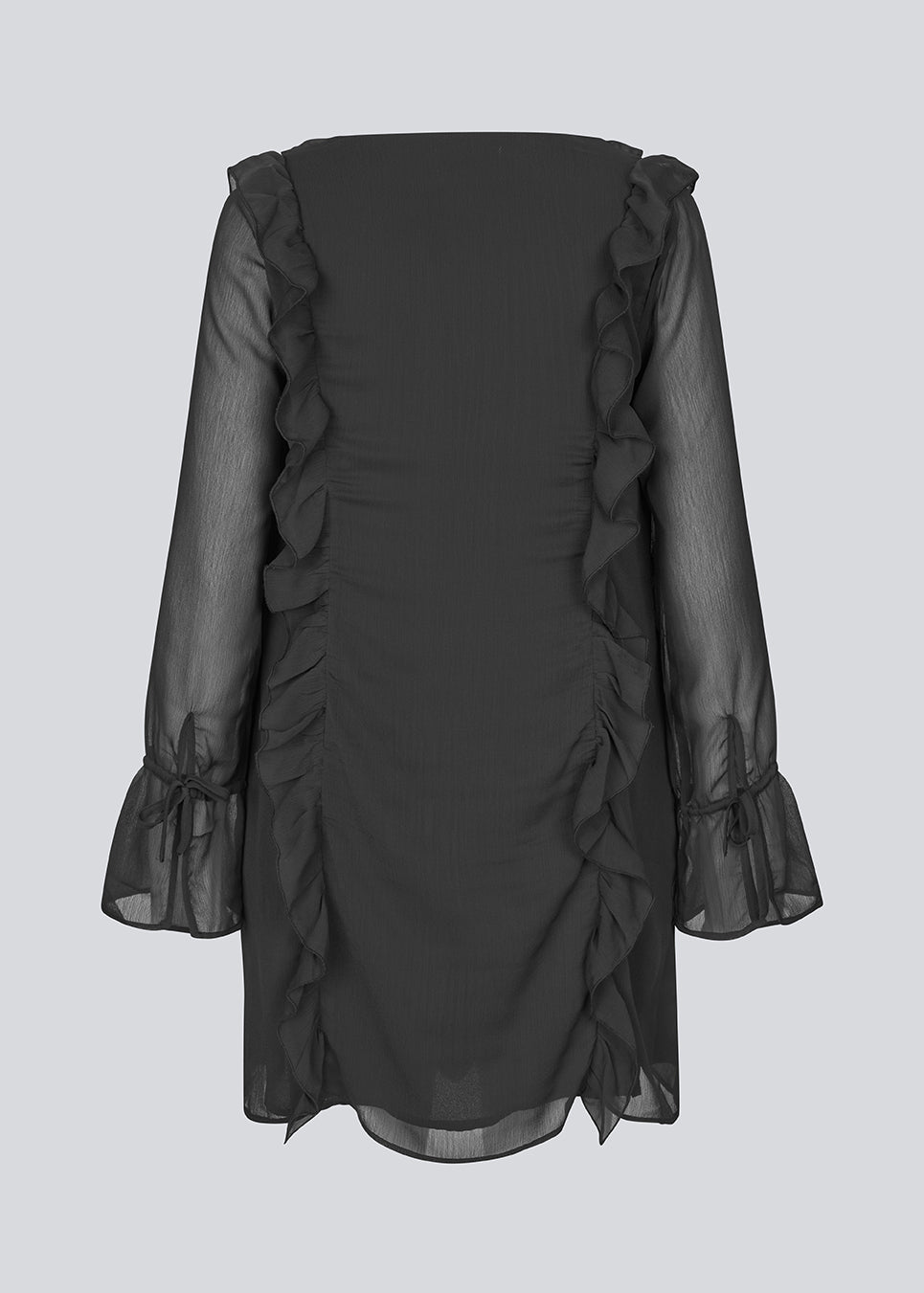 Kort kjole i sort med løs pasform og flæsedetaljer. NorrisMD dress har en v-udskæring og lange brede ærmer med bindebånd.