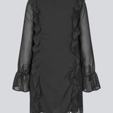 Kort kjole i sort med løs pasform og flæsedetaljer. NorrisMD dress har en v-udskæring og lange brede ærmer med bindebånd.