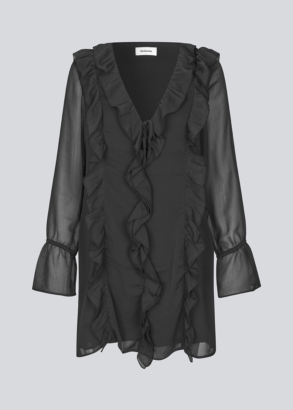 Kort kjole i sort med løs pasform og flæsedetaljer. NorrisMD dress har en v-udskæring og lange brede ærmer med bindebånd.