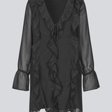 Kort kjole i sort med løs pasform og flæsedetaljer. NorrisMD dress har en v-udskæring og lange brede ærmer med bindebånd.