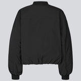 Vatteret sort bomber jacket med rynkedetalje på ærmet. Obimd jacket er let cropped og har en lynlåslukning og to forlommer.&nbsp;