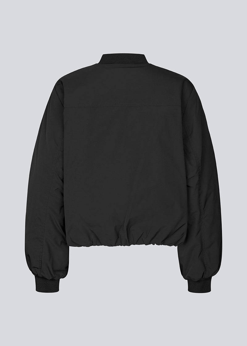 Vatteret sort bomber jacket med rynkedetalje på ærmet. Obimd jacket er let cropped og har en lynlåslukning og to forlommer.&nbsp;