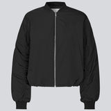 Vatteret sort bomber jacket med rynkedetalje på ærmet. Obimd jacket er let cropped og har en lynlåslukning og to forlommer.&nbsp;