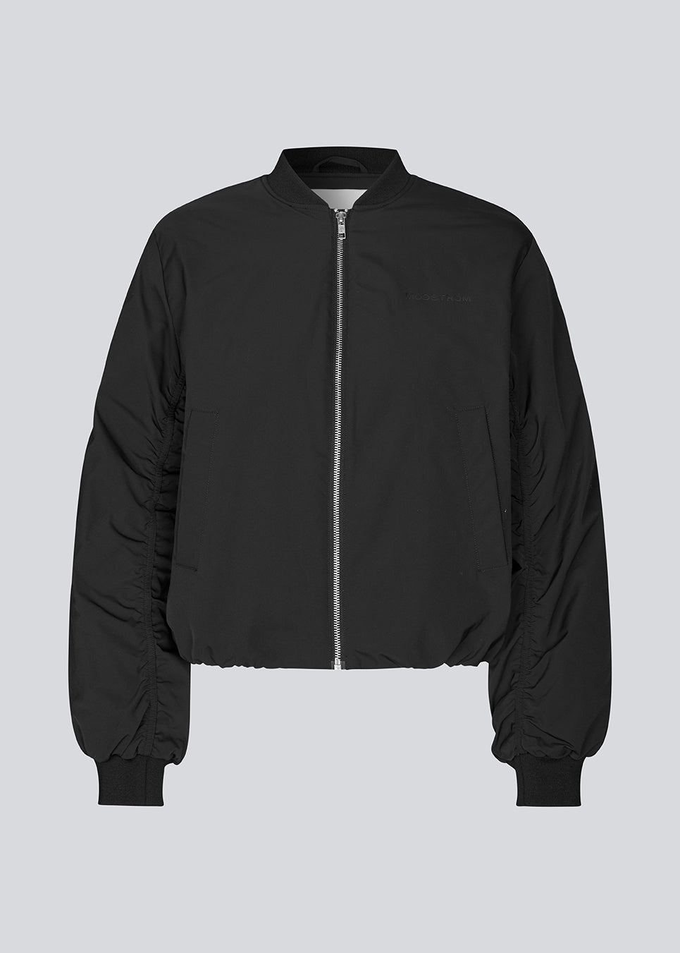 Vatteret sort bomber jacket med rynkedetalje på ærmet. Obimd jacket er let cropped og har en lynlåslukning og to forlommer.&nbsp;