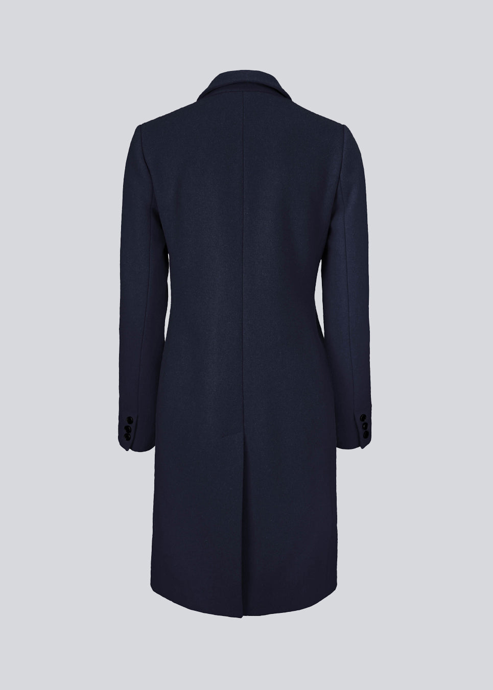 Smuk og klassisk knælang uldfrakke. Odelia coat i farven Navy Sky bliver lukket fortil af fire knapper og er taljeret, hvilket giver et feminint udtryk. På grund af den høje kvalitet af uld, vil den være det oplagte valg til både efterår og de milde vintre.