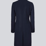 Smuk og klassisk knælang uldfrakke. Odelia coat i farven Navy Sky bliver lukket fortil af fire knapper og er taljeret, hvilket giver et feminint udtryk. På grund af den høje kvalitet af uld, vil den være det oplagte valg til både efterår og de milde vintre.