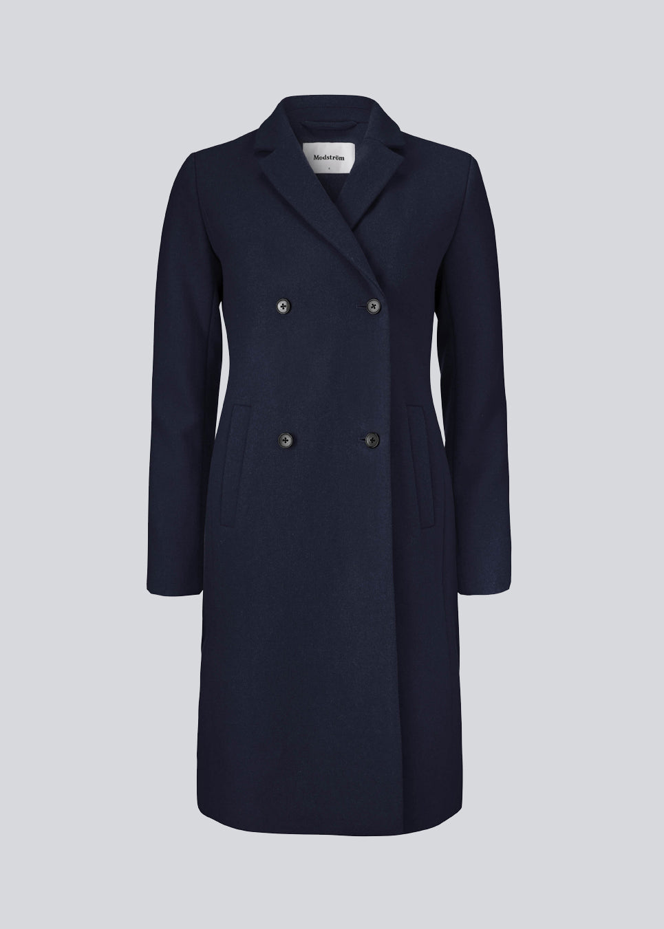 Smuk og klassisk knælang uldfrakke. Odelia coat i farven Navy Sky bliver lukket fortil af fire knapper og er taljeret, hvilket giver et feminint udtryk. På grund af den høje kvalitet af uld, vil den være det oplagte valg til både efterår og de milde vintre.