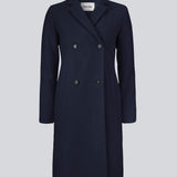 Smuk og klassisk knælang uldfrakke. Odelia coat i farven Navy Sky bliver lukket fortil af fire knapper og er taljeret, hvilket giver et feminint udtryk. På grund af den høje kvalitet af uld, vil den være det oplagte valg til både efterår og de milde vintre.